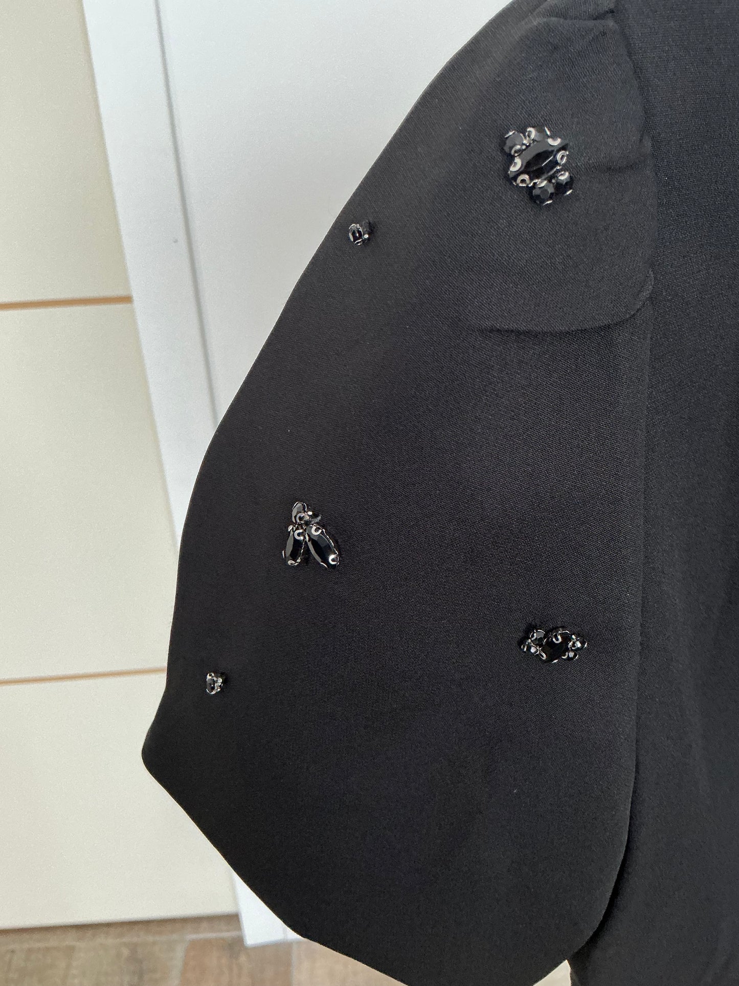 Robe manches bijoux élégance et scintillantes