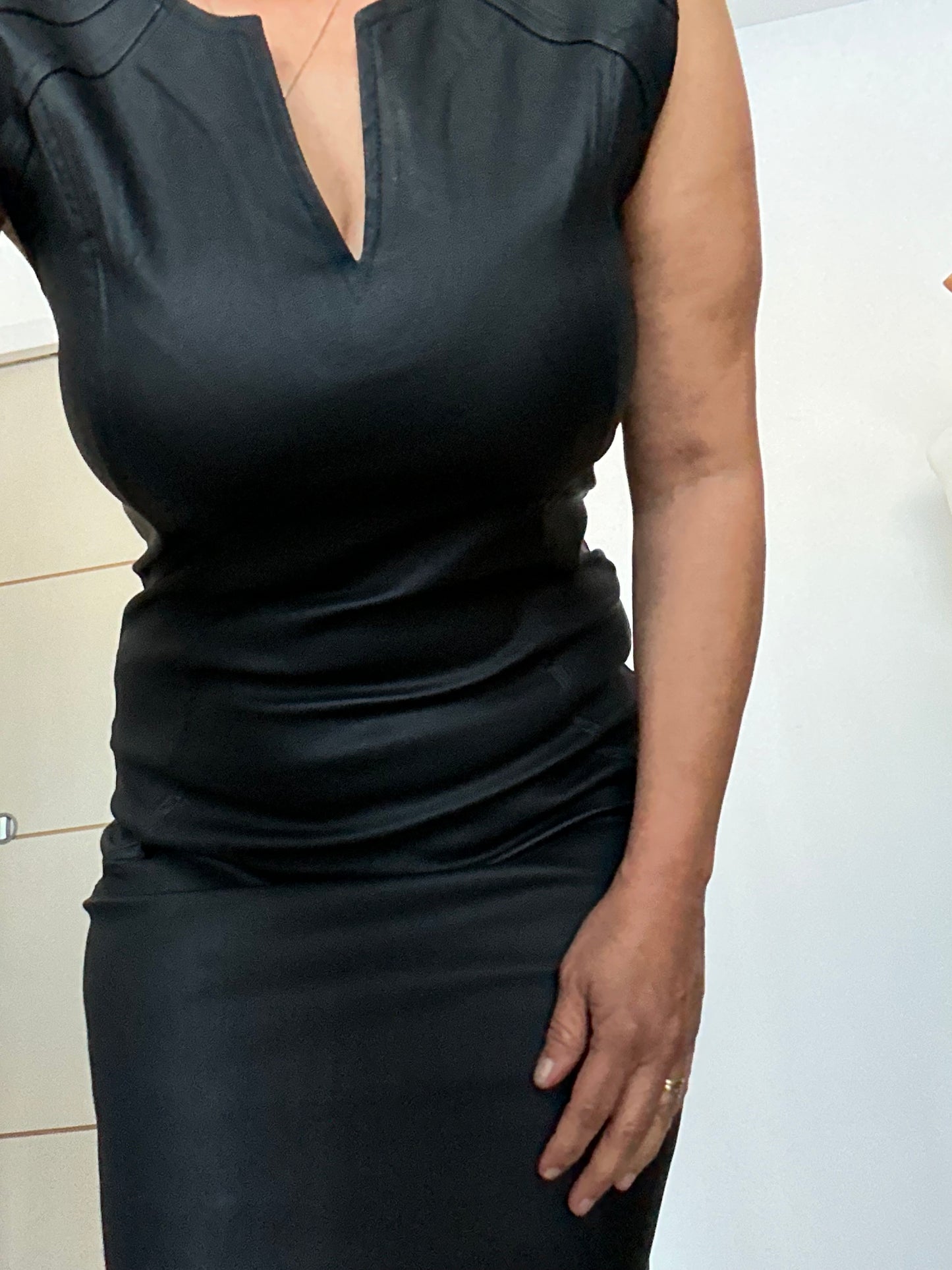 Robe Élégante en Skaï avec Col V