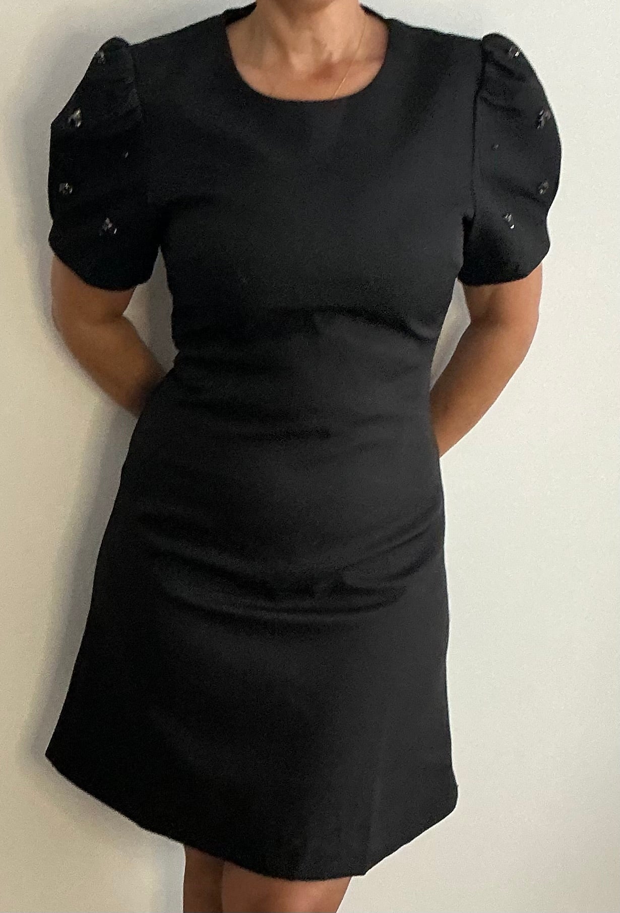 Robe manches bijoux élégance et scintillantes
