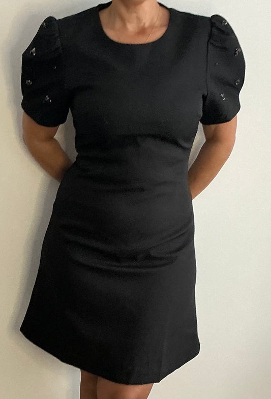 Robe manches bijoux élégance et scintillantes