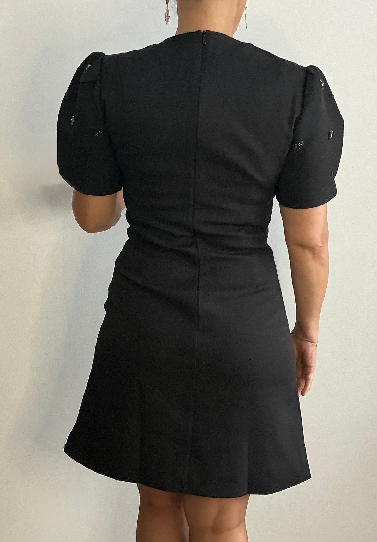 Robe manches bijoux élégance et scintillantes