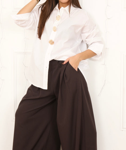 Magnifique chemisier avec de jolie broche sur les boutons