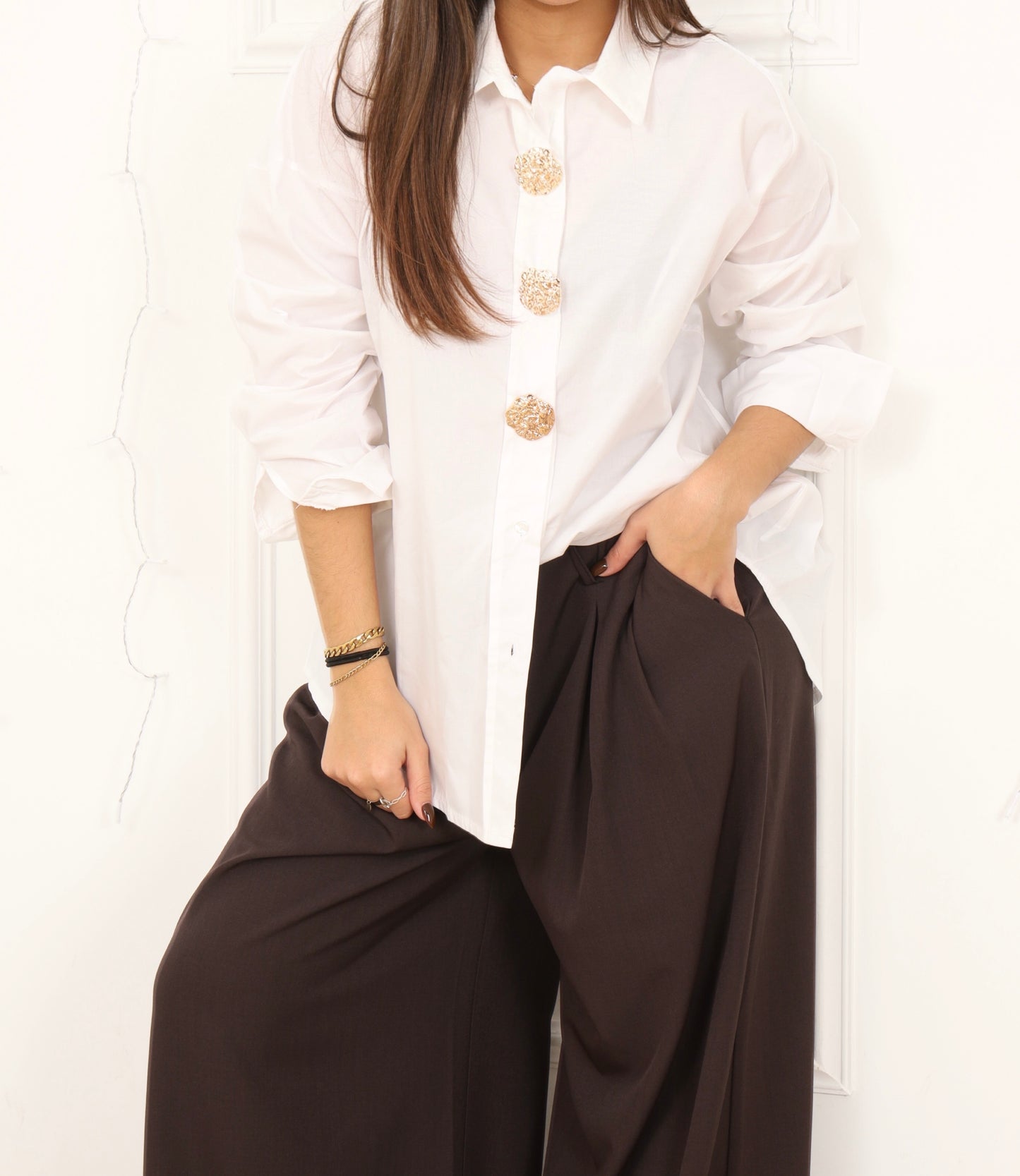 Magnifique chemisier avec de jolie broche sur les boutons